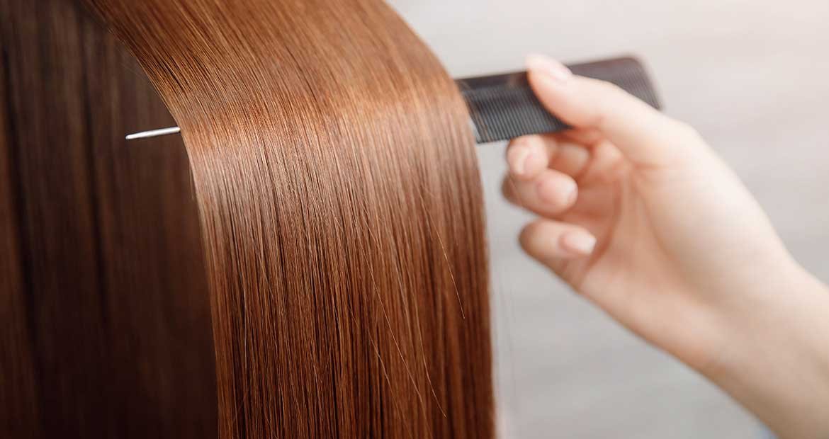Profissional Passando A Parte Fina Da Escova No Cabelo De Uma Mulher